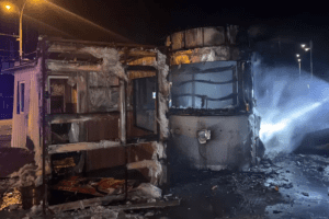 У Києві внаслідок пожежі біля вокзалу у металевому кіоску загинула людина У Києві внаслідок пожежі біля вокзалу у металевому кіоску загинула людина