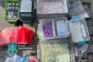 У Києві затримали п’ятьох учасників наркоугруповання із “товаром” на кілька мільйонів гривень (фото) У Києві затримали п’ятьох учасників наркоугруповання із "товаром" на кілька мільйонів гривень (фото)