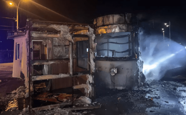 У Києві внаслідок пожежі біля вокзалу у металевому кіоску загинула людина