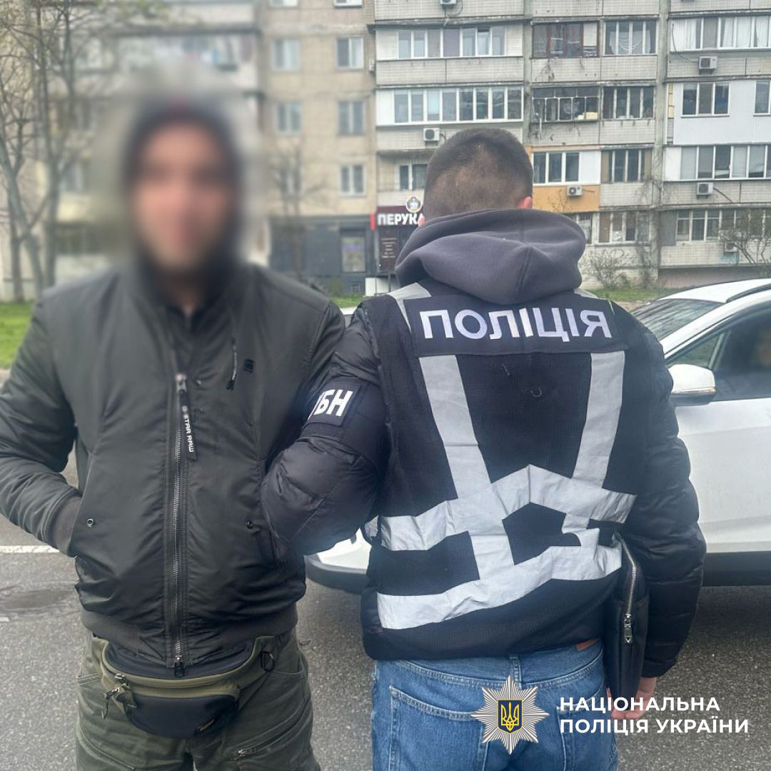 Київські оперативники затримали злочинну групу, що займалася виготовленням психотропів (фото)