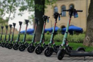У Києві планують врегулювати використання електросамокатів і електровелосипедів У Києві планують врегулювати використання електросамокатів і електровелосипедів