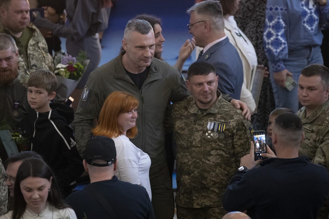 48 військових і волонтерів отримали відзнаки від столиці