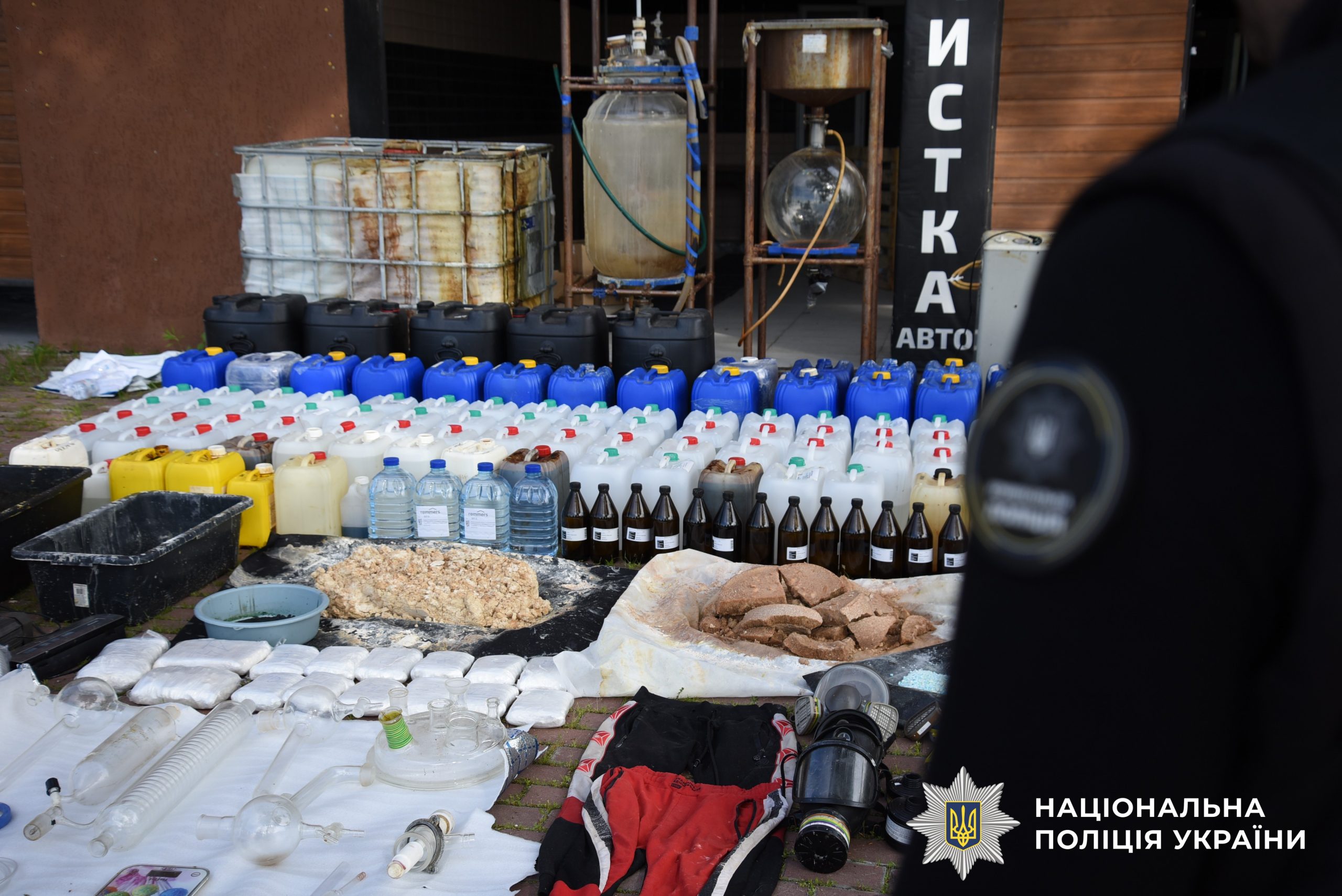 Правоохоронці викрили злочинну групу, яка забезпечувала наркотиками та психотропами всі регіони України (фото, відео)