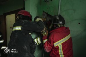 В Оболонському районі рятувальники вирізали чоловіка з вентиляційної шахти (фото, відео) В Оболонському районі рятувальники вирізали чоловіка з вентиляційної шахти (фото, відео)