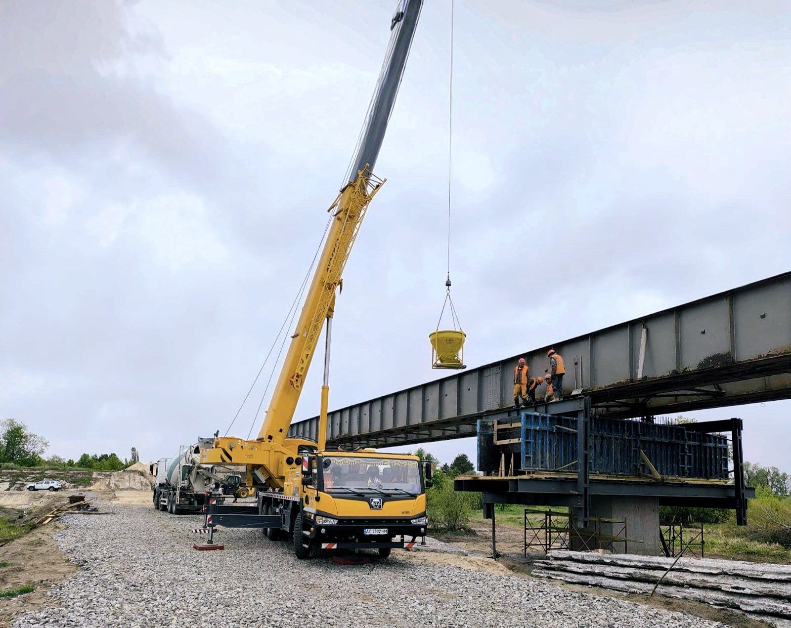 На Київщині капітально ремонтують міст через річку Тетерів (фото) На Київщині капітально ремонтують міст через річку Тетерів