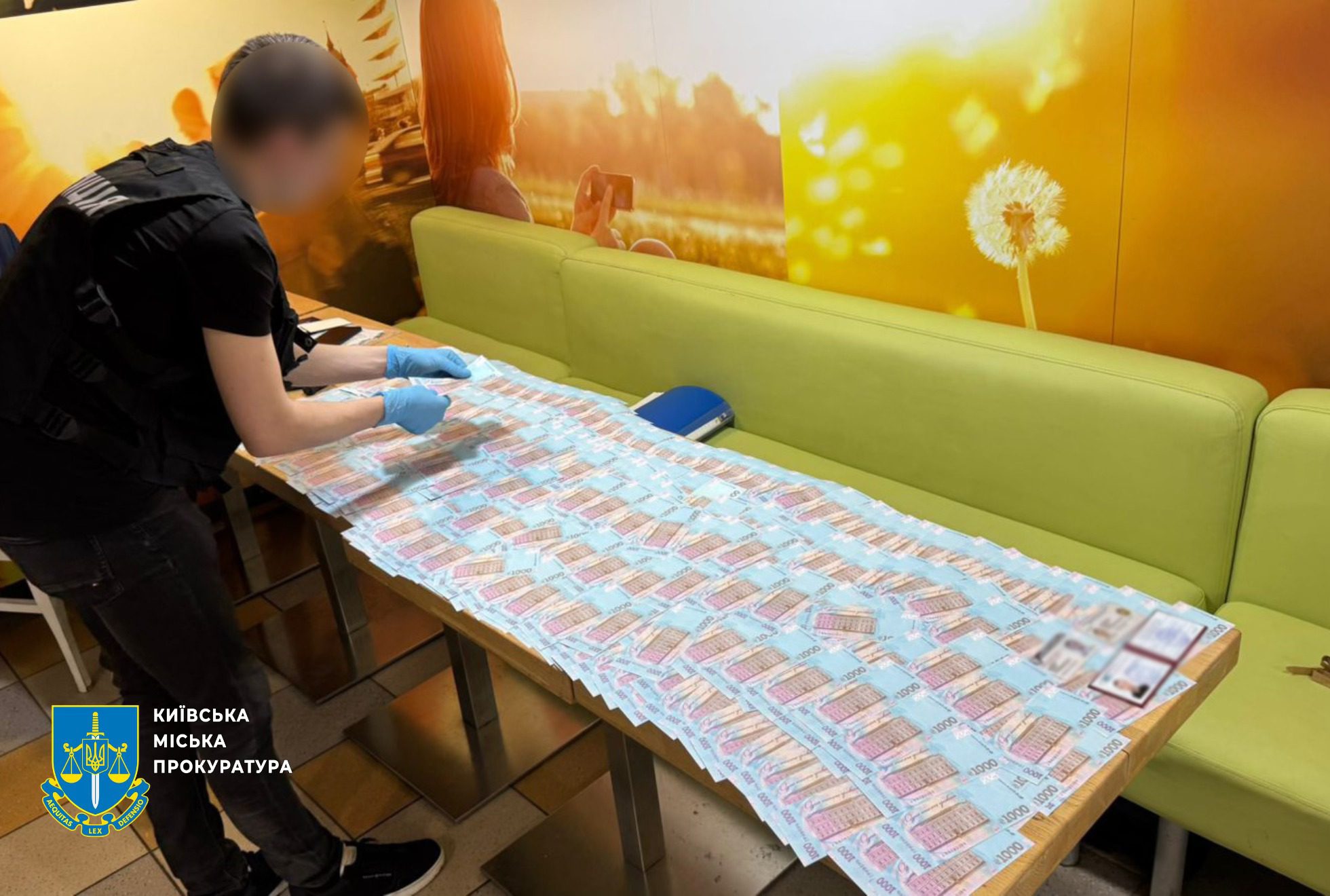 Посадовці КП у Дніпровському районі вимагали гроші за облаштування дороги та озеленення території