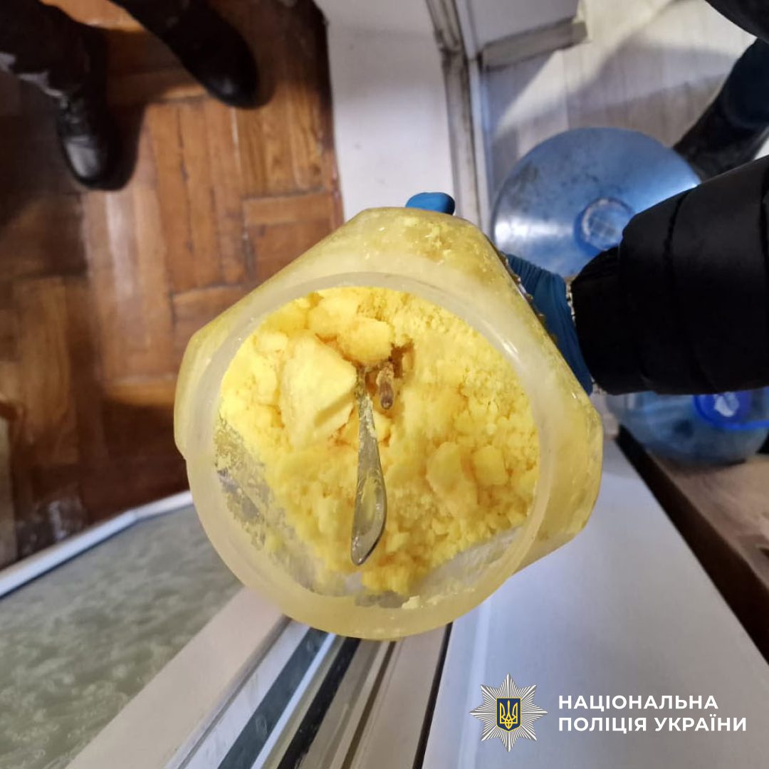 Київські оперативники затримали злочинну групу, що займалася виготовленням психотропів (фото)