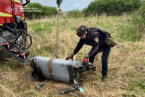 На Київщині в полі знайшли бойову частину ракети Х-101 (фото) На Київщині в полі знайшли бойову частину ракети Х-101 (фото)