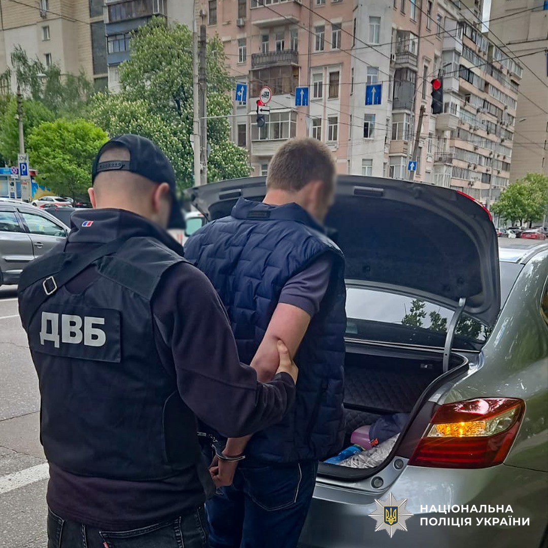 Столичні поліцейські викрили організатора схем ухилення від військової служби