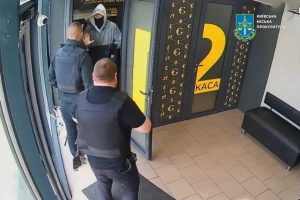 У Києві студент погрожував підірвати обмін валют, якщо йому не віддадуть гроші (фото, відео) У Києві студент погрожував підірвати обмін валют, якщо йому не віддадуть гроші (фото, відео)