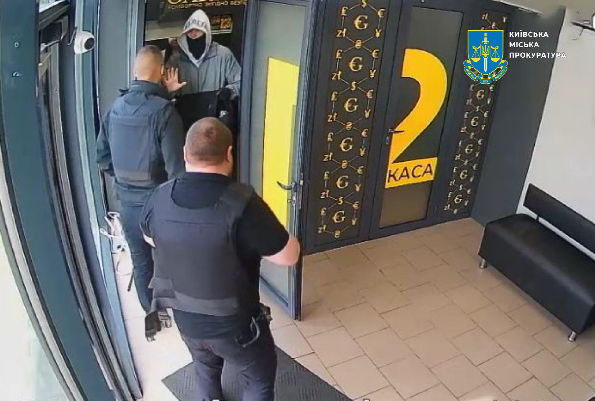 У Києві студент погрожував підірвати обмін валют, якщо йому не віддадуть гроші (фото, відео)