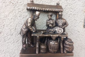 На Подолі встановили мініскульптуру «Київські контракти» (фото) На Подолі встановили мініскульптуру «Київські контракти» (фото)