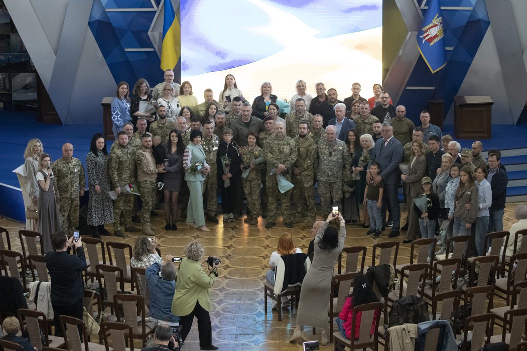З нагоди Дня Героїв 48 військових та волонтерів отримали відзнаки від столиці