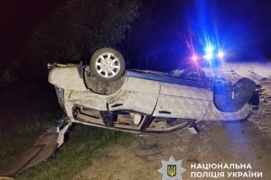 На Білоцерківщині п’яний водій не впорався з управлінням, загинула пасажирка (фото) На Білоцерківщині п'яний водій не впорався з управлінням, загинула пасажирка (фото)