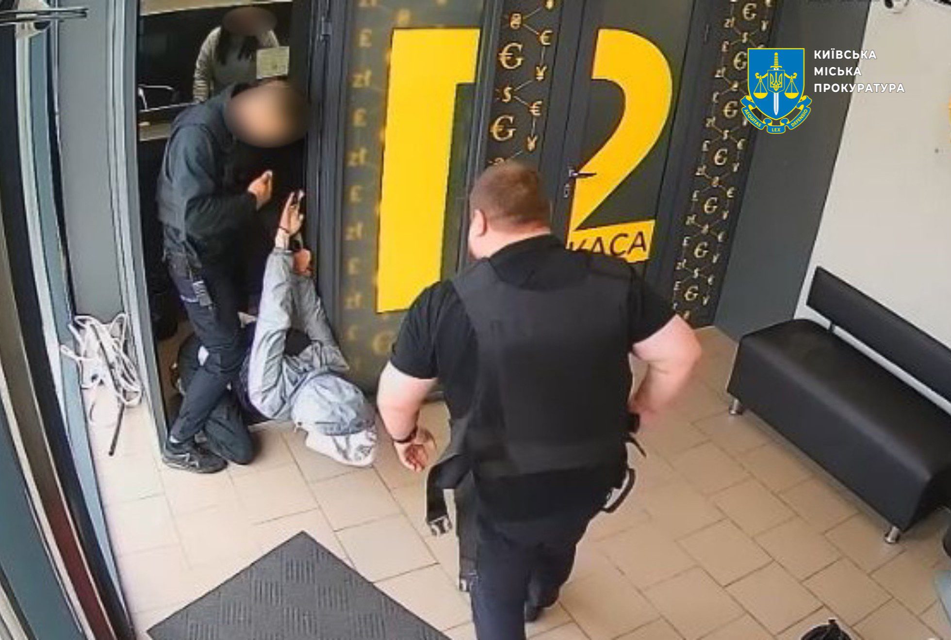 У Києві студент погрожував підірвати обмін валют, якщо йому не віддадуть гроші (фото, відео)