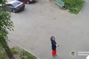 У Дніпровському районі столиці жінка влаштувала стрілянину з пістолета біля під’їзду багатоповерхівки У Дніпровському районі столиці жінка влаштувала стрілянину з пістолета біля під'їзду багатоповерхівки