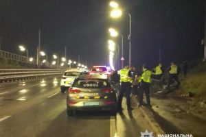 На Дарницькому мосту позашляховик налетів на відбійник – дві людини з важкими травмами у лікарні На Дарницькому мосту позашляховик налетів на відбійник - дві людини з важкими травмами у лікарні