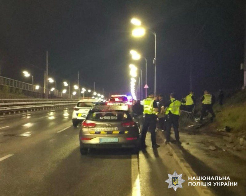 На Дарницькому мосту позашляховик налетів на відбійник - дві людини з важкими травмами у лікарні