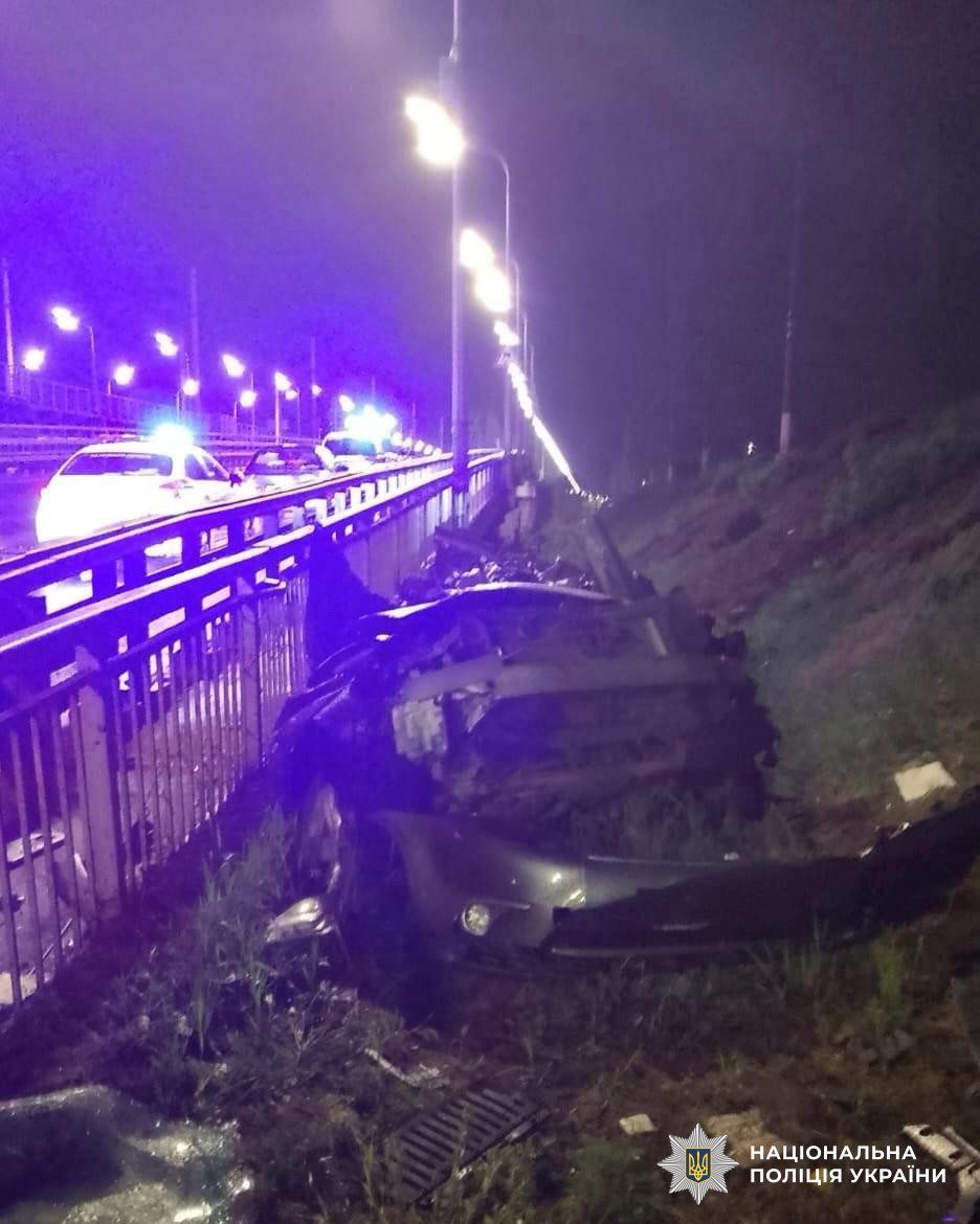 На Дарницькому мосту позашляховик налетів на відбійник - дві людини з важкими травмами у лікарні