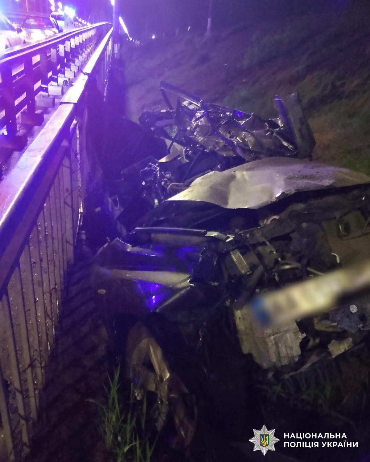 На Дарницькому мосту позашляховик налетів на відбійник - дві людини з важкими травмами у лікарні