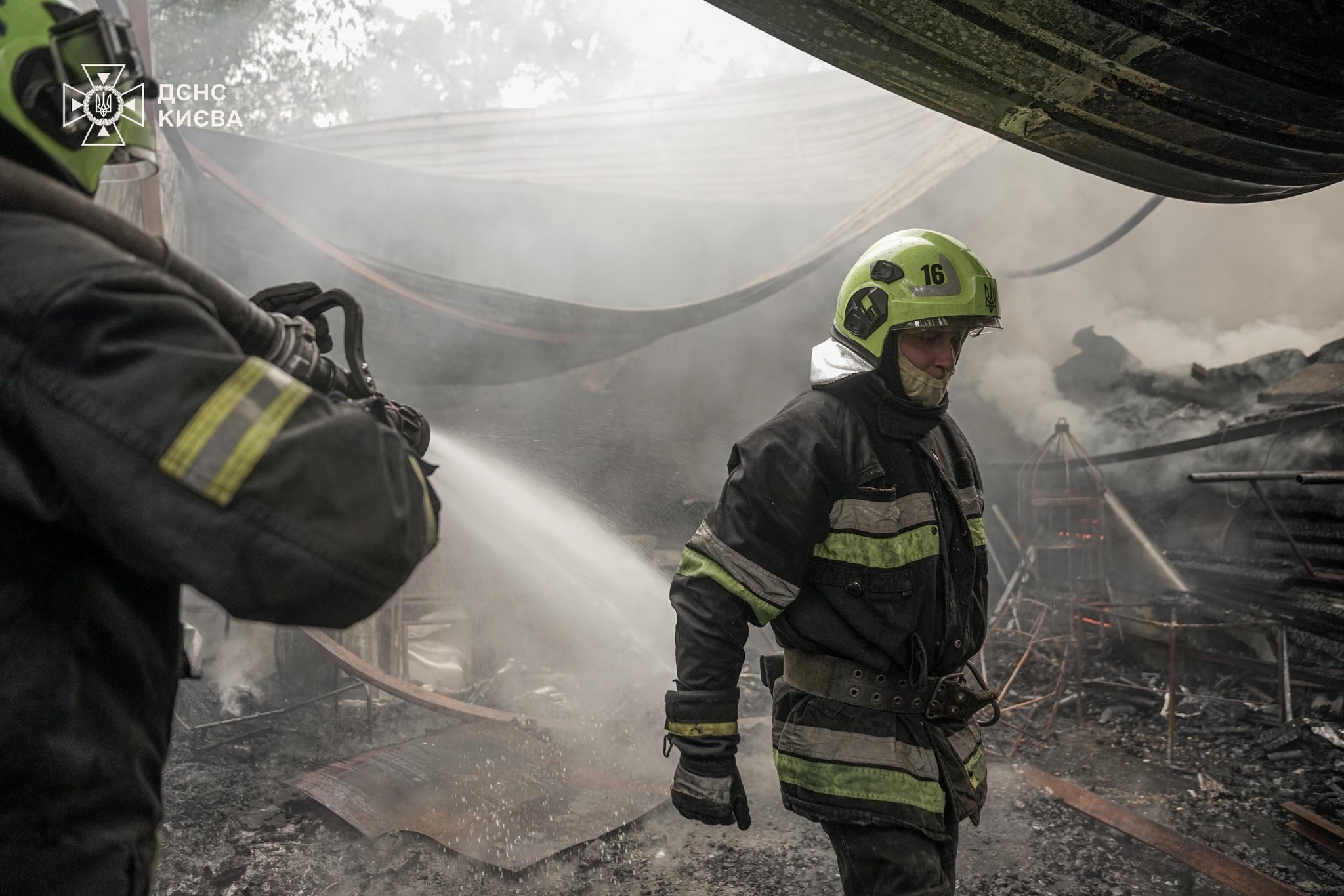 У столичному Гідропарку згоріли склади та два гаражі (фото)