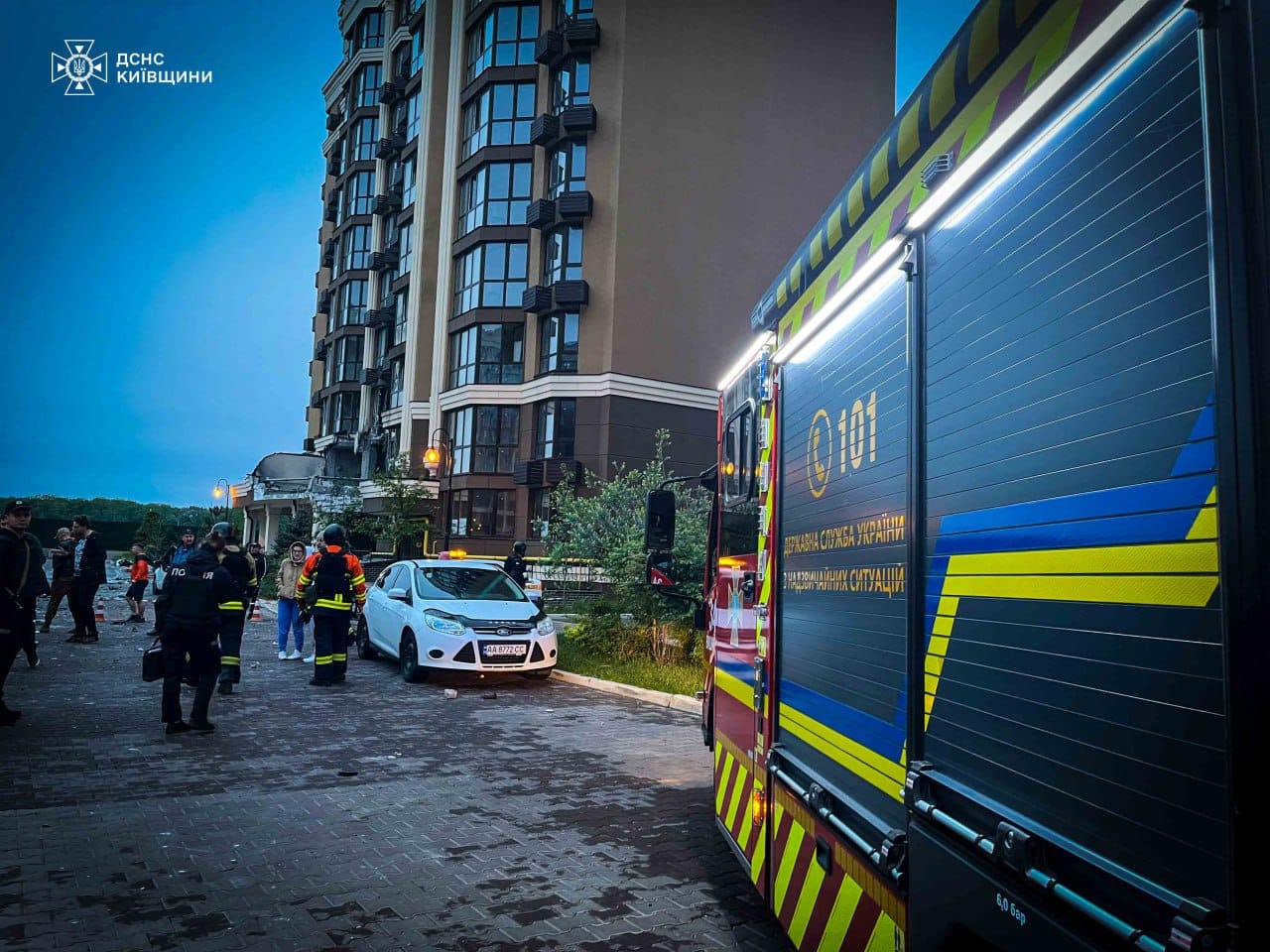 На Київщині внаслідок атаки ворожих БпЛА пошкоджено новобудову, приватні будинки та авто