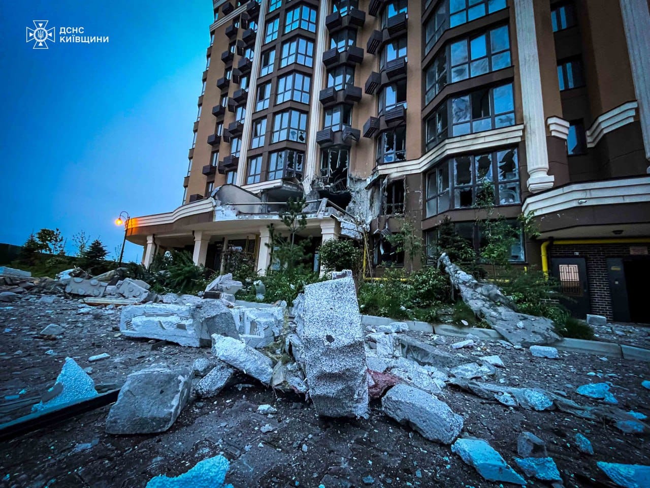 На Київщині внаслідок атаки ворожих БпЛА пошкоджено новобудову, приватні будинки та авто