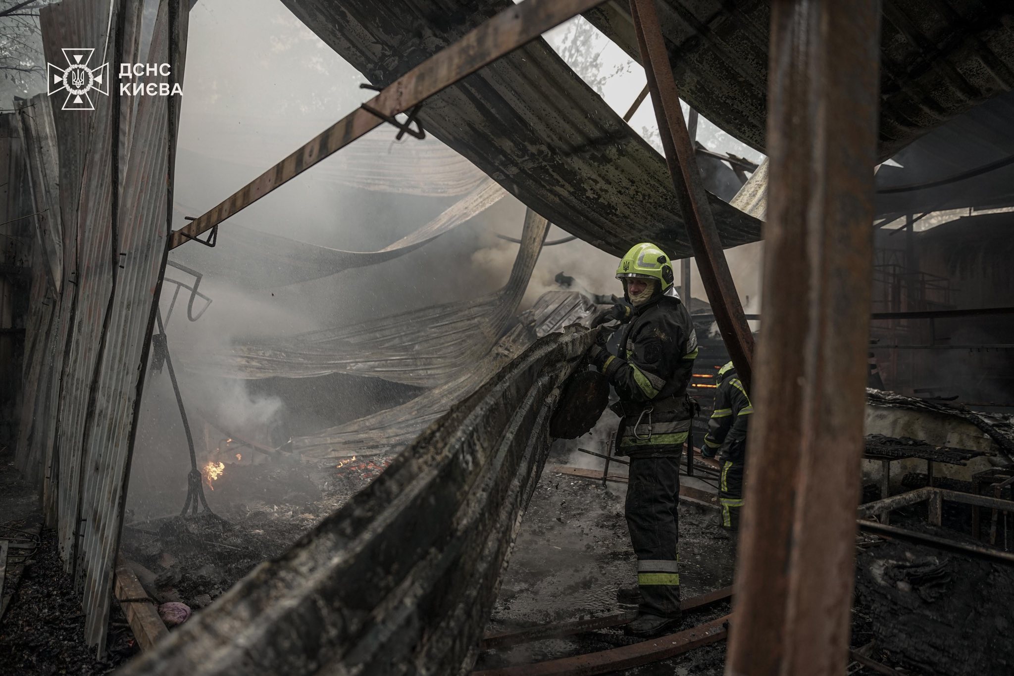 У столичному Гідропарку згоріли склади та два гаражі (фото)