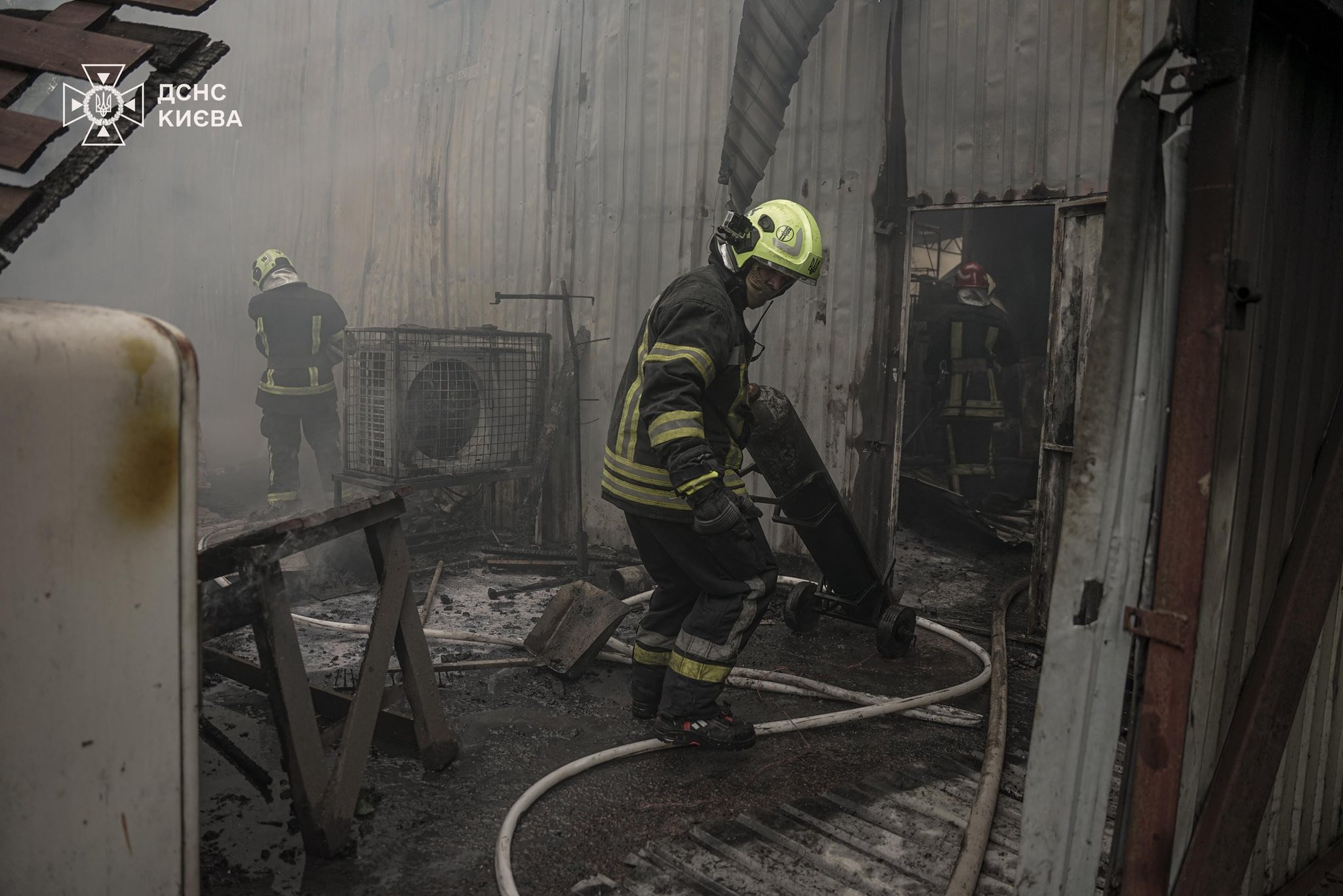 У столичному Гідропарку згоріли склади та два гаражі (фото)