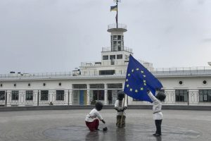 Скульптури малюків-засновників Києва на Поштовій площі переодягли з нагоди Дня Європи (фото)