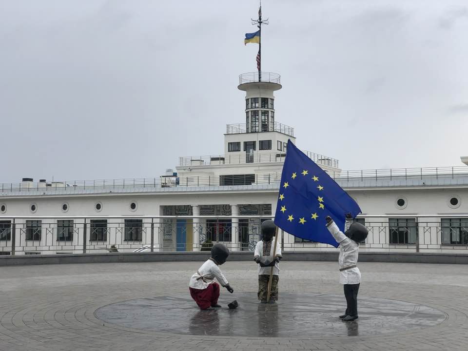 Скульптури малюків-засновників Києва на Поштовій площі переодягли з нагоди Дня Європи (фото)