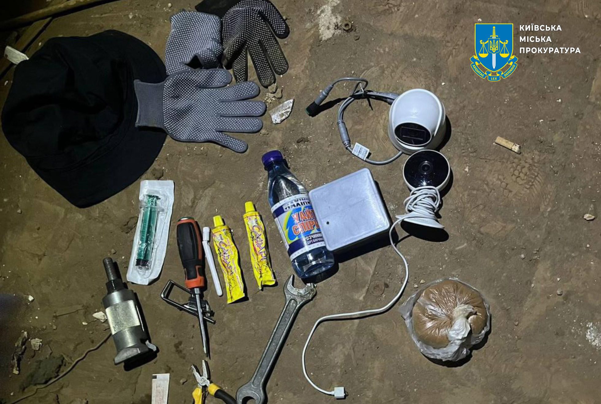 Крадій-”трубочист” зі спільником постануть у Києві перед судом: грабували банкомати, крамниці, термінали