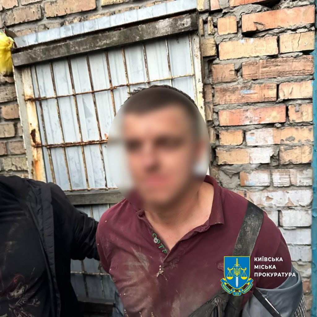 У Києві судитимуть крадія-”трубочиста” зі спільником за крадіжки зі столичних банкоматів, крамниць, терміналів
