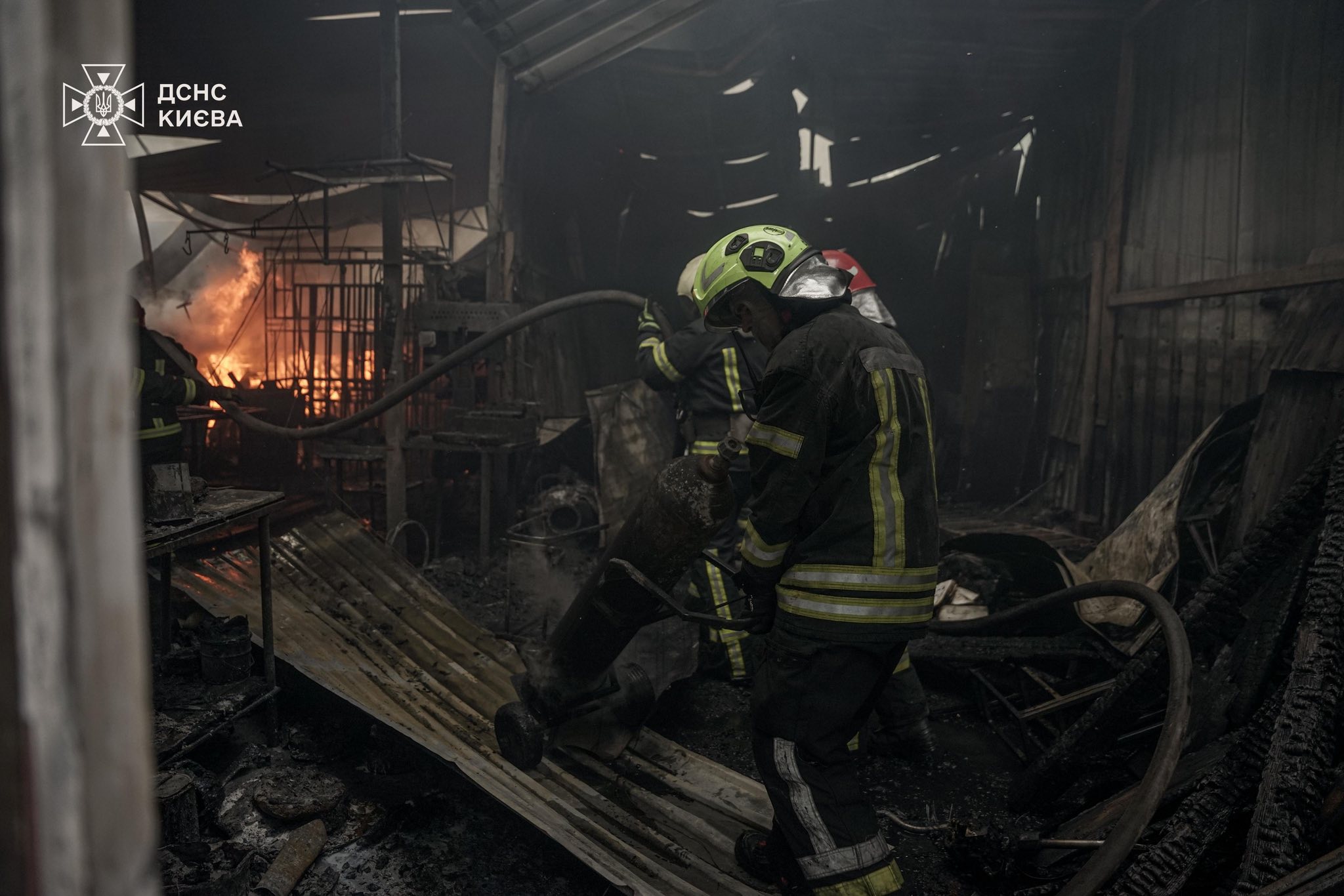 У столичному Гідропарку згоріли склади та два гаражі (фото)