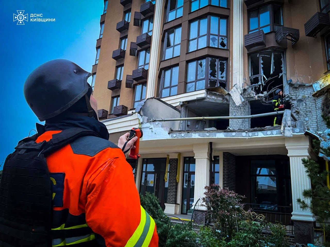 На Київщині внаслідок атаки ворожих БпЛА пошкоджено новобудову, приватні будинки та авто