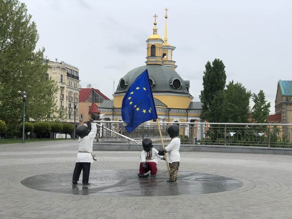 Скульптури малюків-засновників Києва на Поштовій площі переодягли з нагоди Дня Європи (фото)