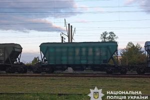 На залізничному вокзалі у Бучі дівчина-підліток залізла на дах потягу де її уразило струмом На залізничному вокзалі у Бучі дівчина-підліток залізла на дах потягу де її уразило струмом