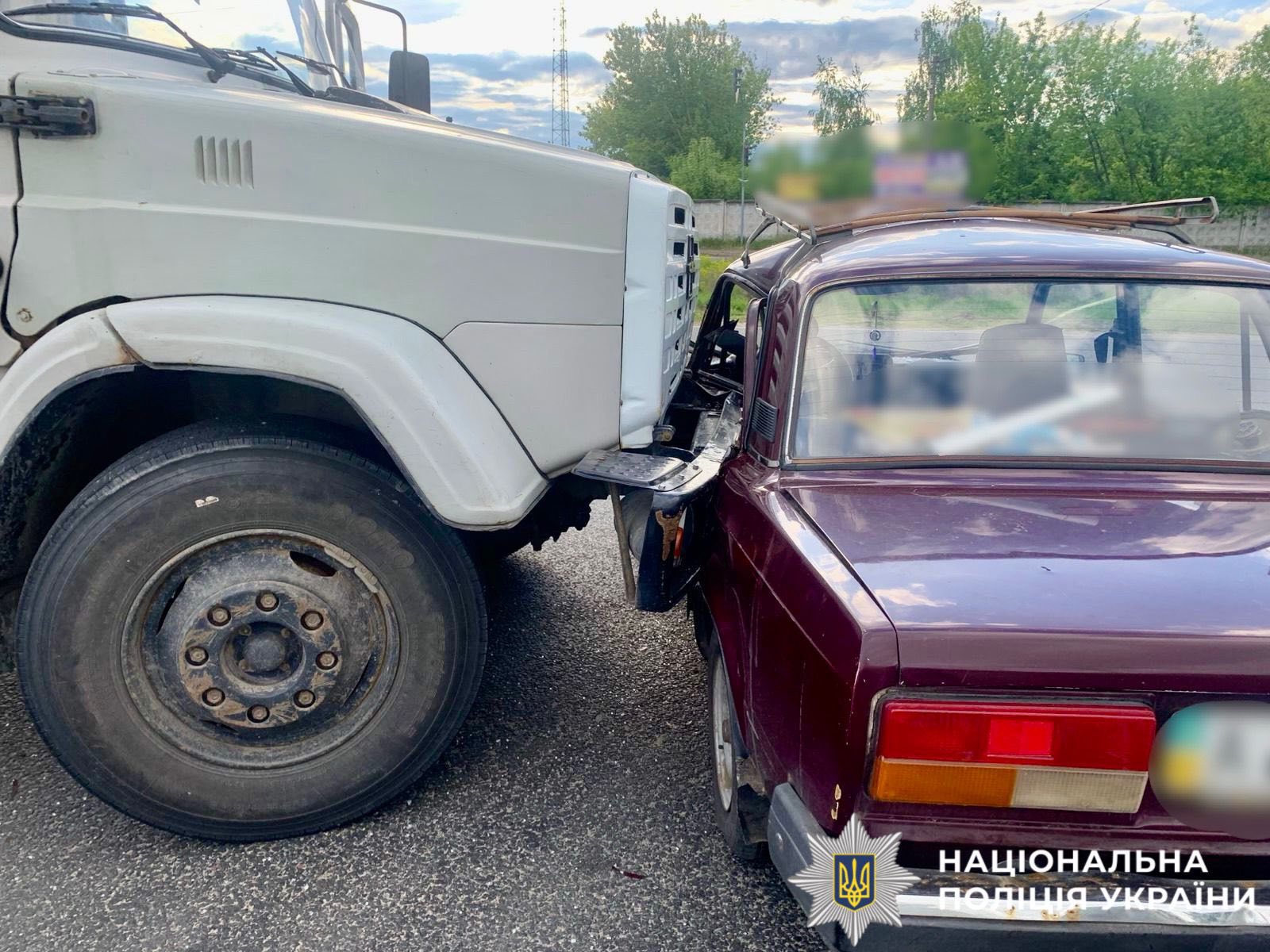 На Київщині вантажівка протаранила легковик, водія госпіталізували