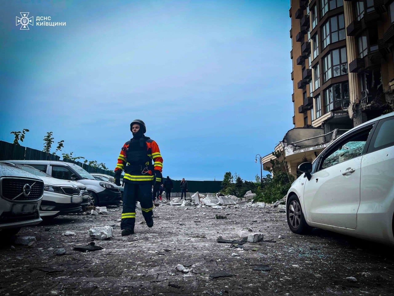 На Київщині внаслідок атаки ворожих БпЛА пошкоджено новобудову, приватні будинки та авто