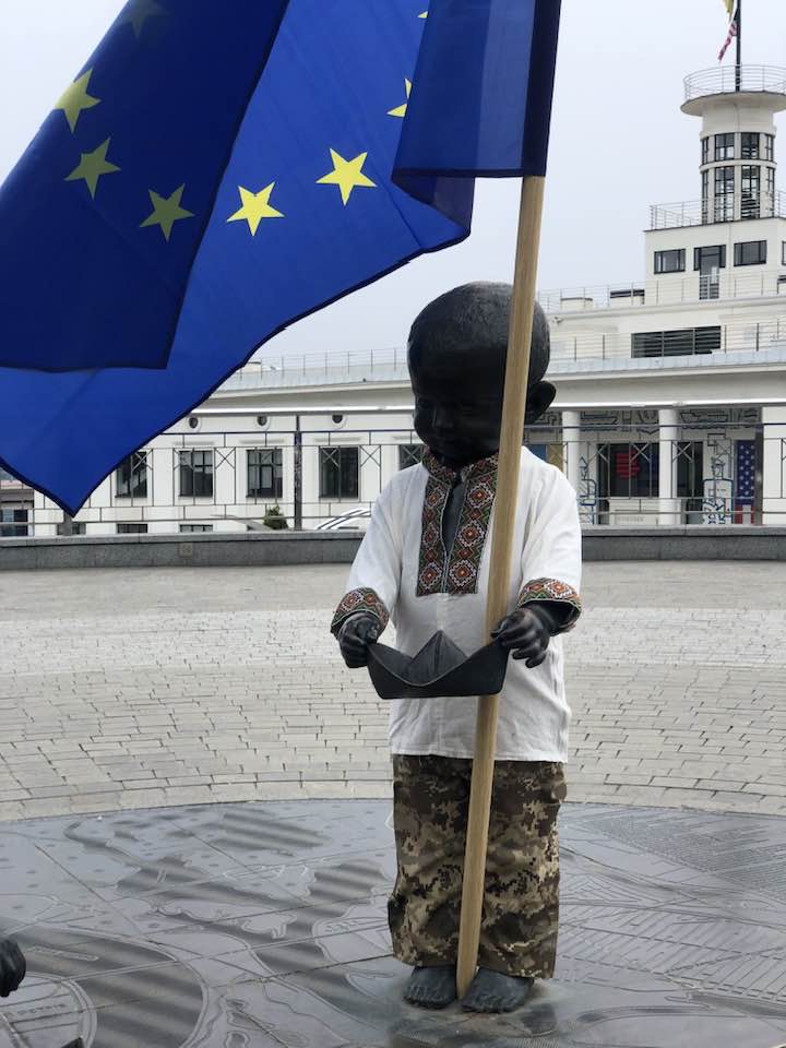 Скульптури малюків-засновників Києва на Поштовій площі переодягли з нагоди Дня Європи (фото)