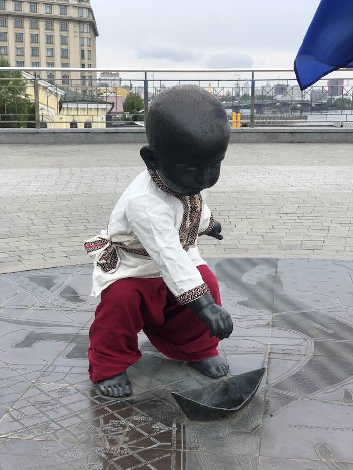 Скульптури малюків-засновників Києва на Поштовій площі переодягли з нагоди Дня Європи (фото)