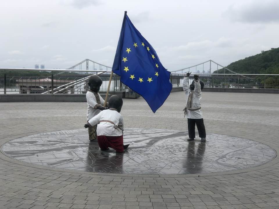 Скульптури малюків-засновників Києва на Поштовій площі переодягли з нагоди Дня Європи (фото)