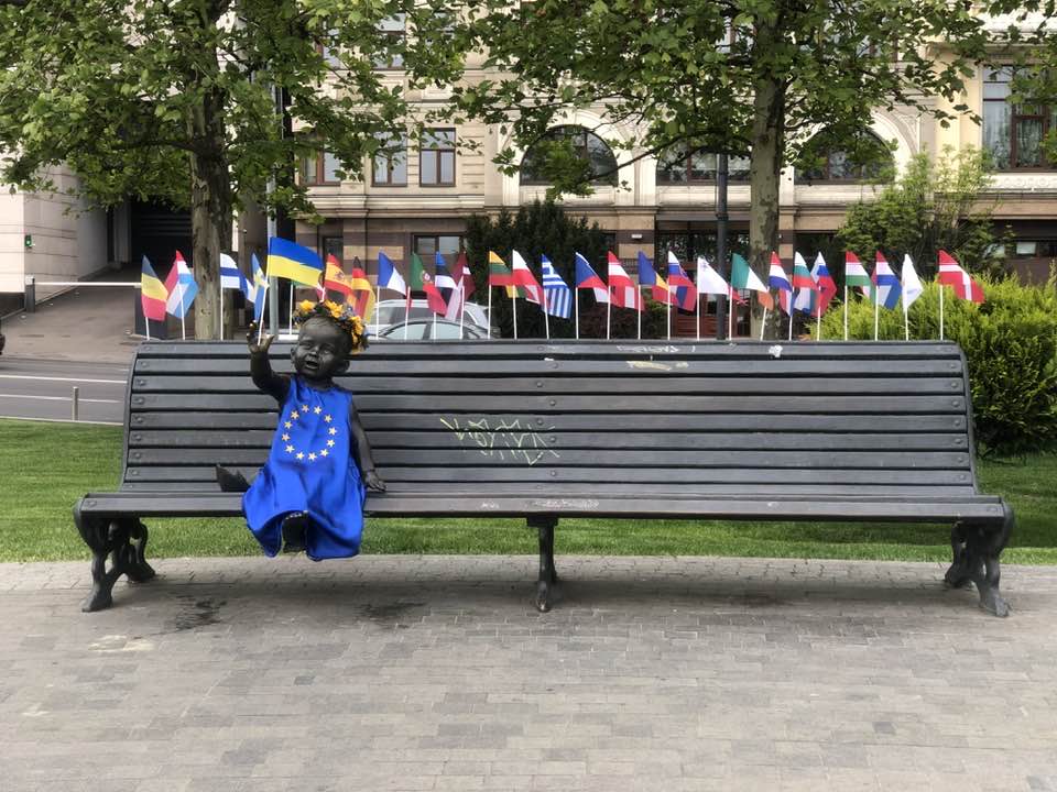 Скульптури малюків-засновників Києва на Поштовій площі переодягли з нагоди Дня Європи (фото)