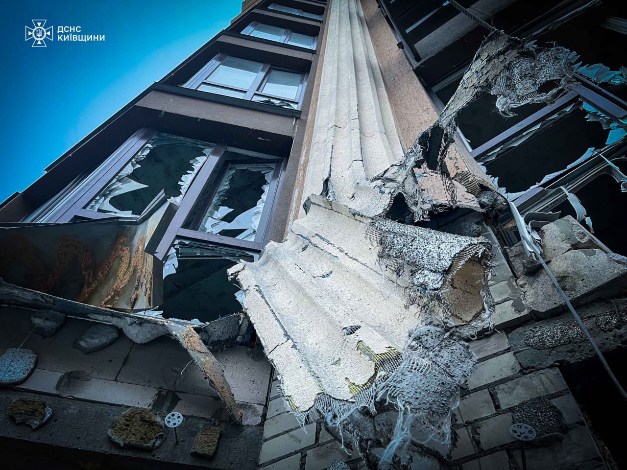 На Київщині внаслідок атаки ворожих БпЛА пошкоджено новобудову, приватні будинки та авто