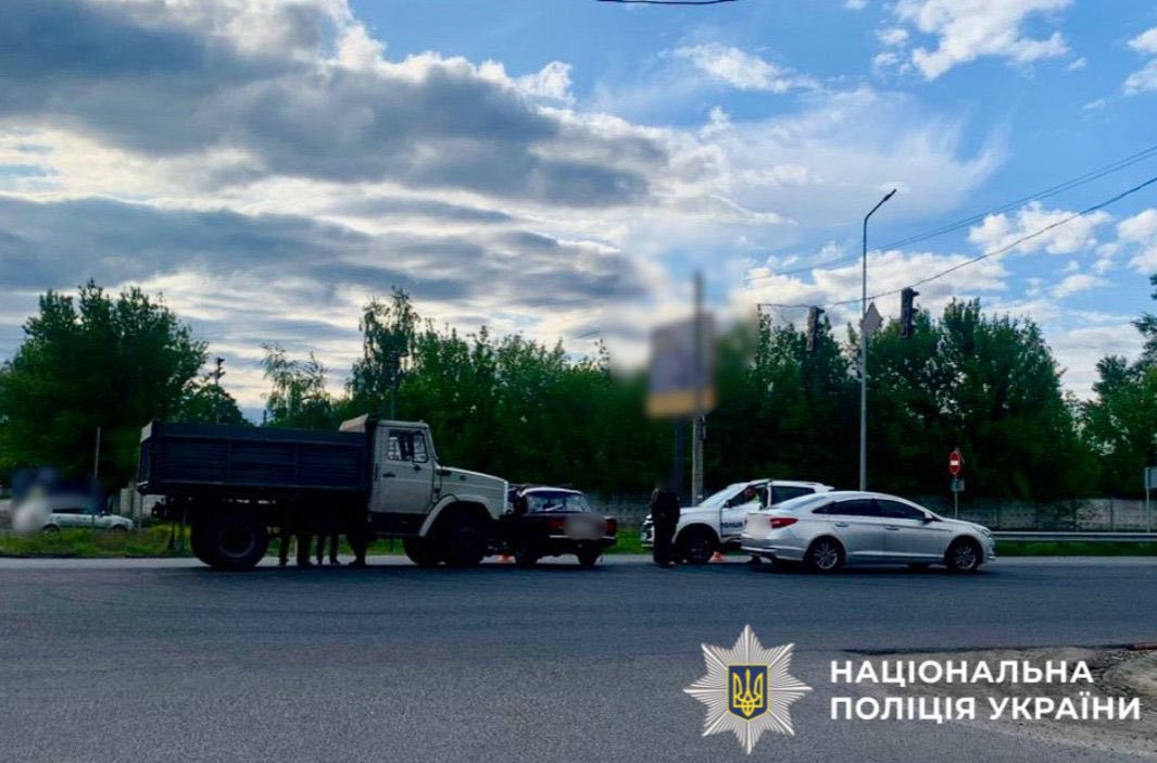 На Київщині вантажівка протаранила легковик, водія госпіталізували