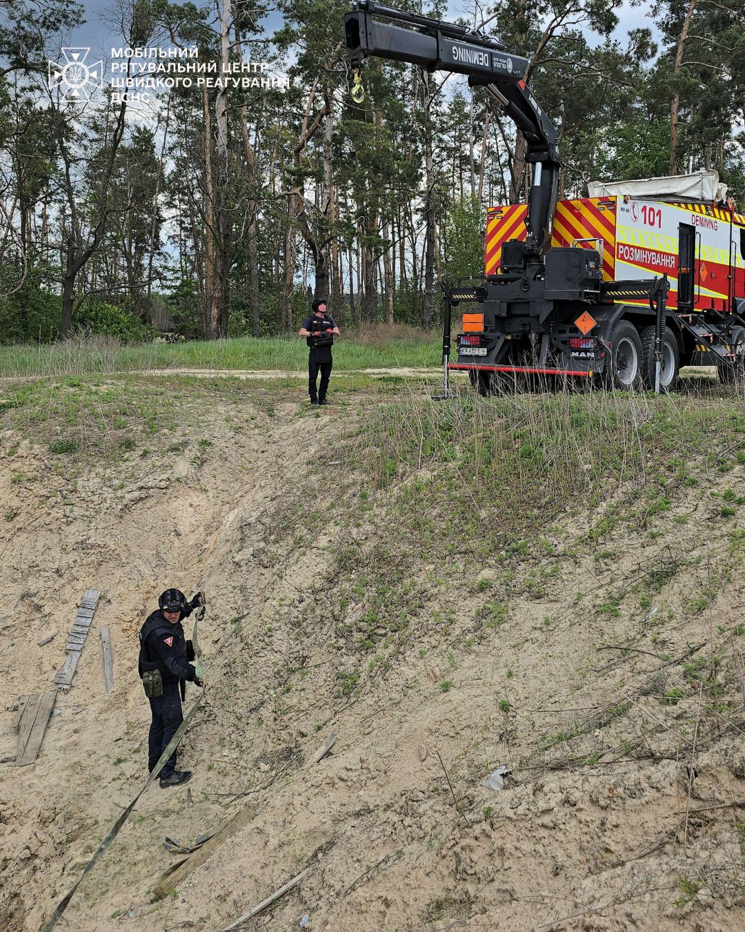 У полі на Київщині вилучили бойову частину крилатої ракети (фото, відео)