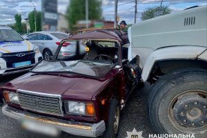 На Київщині вантажівка протаранила легковик, водія госпіталізували На Київщині вантажівка протаранила легковик, водія госпіталізували