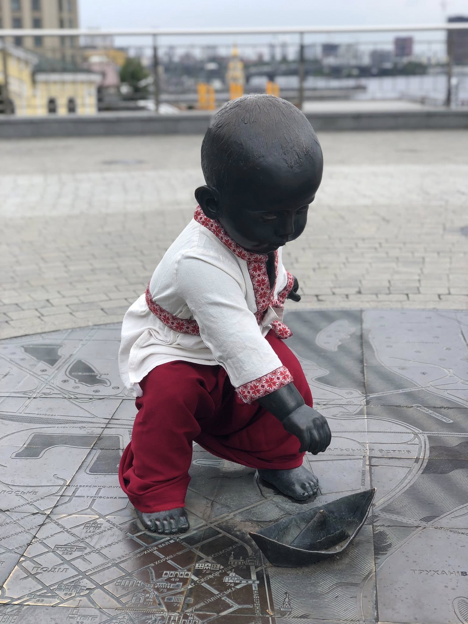 В столиці до Дня вишиванки переодягнули скульптури малюків-засновників Києва (фото)