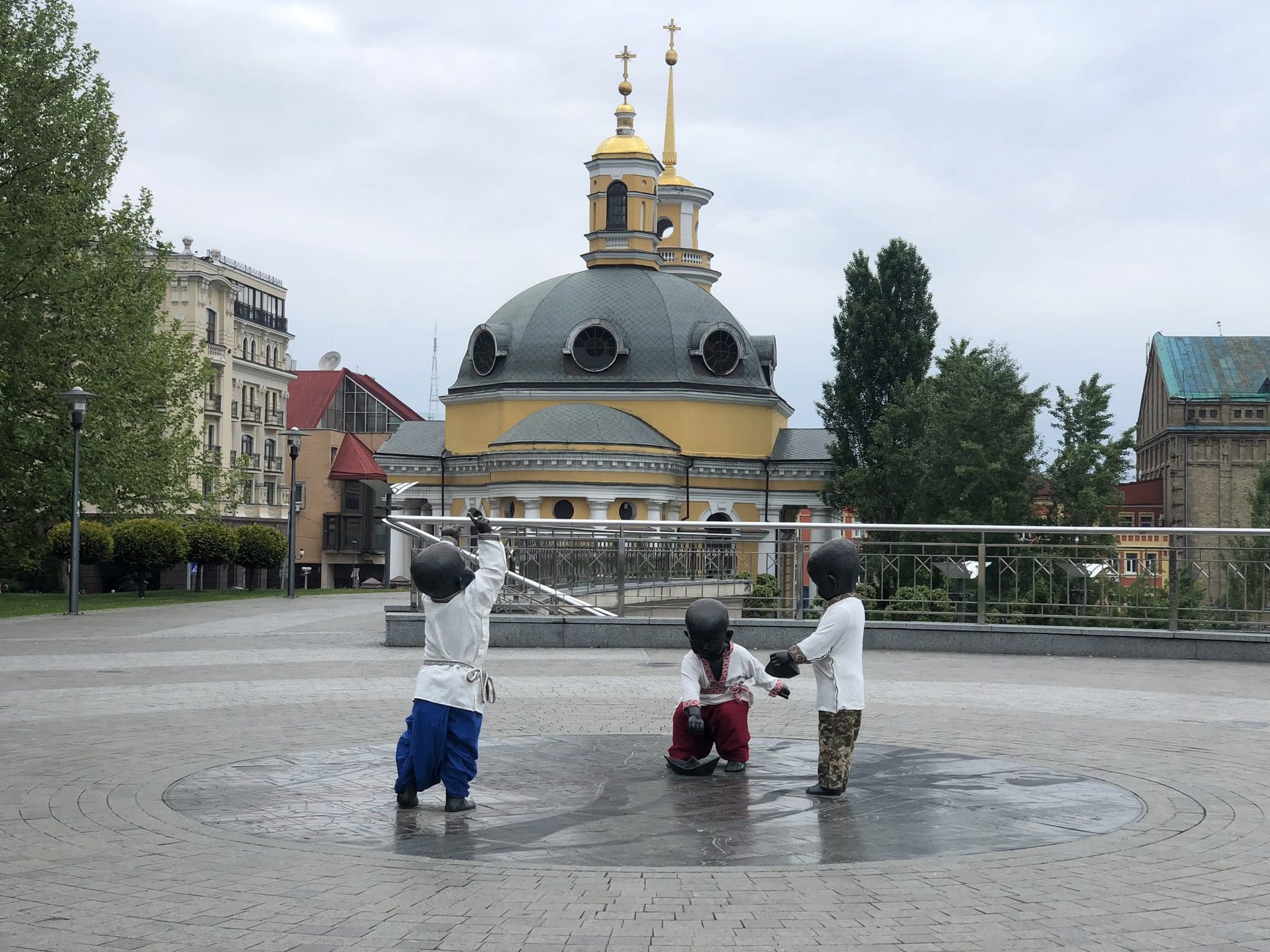 В столиці до Дня вишиванки переодягнули скульптури малюків-засновників Києва (фото)