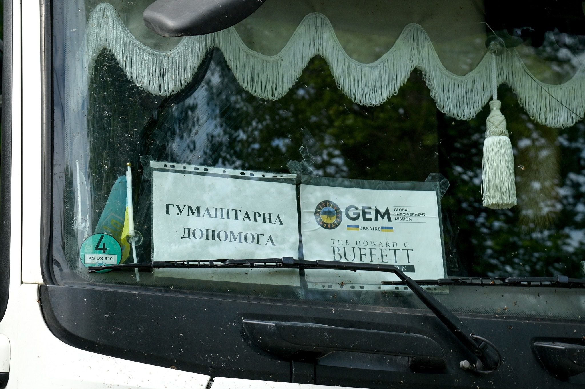 Американські благодійники передали вікна для постраждалих будинків у Святошинському районі